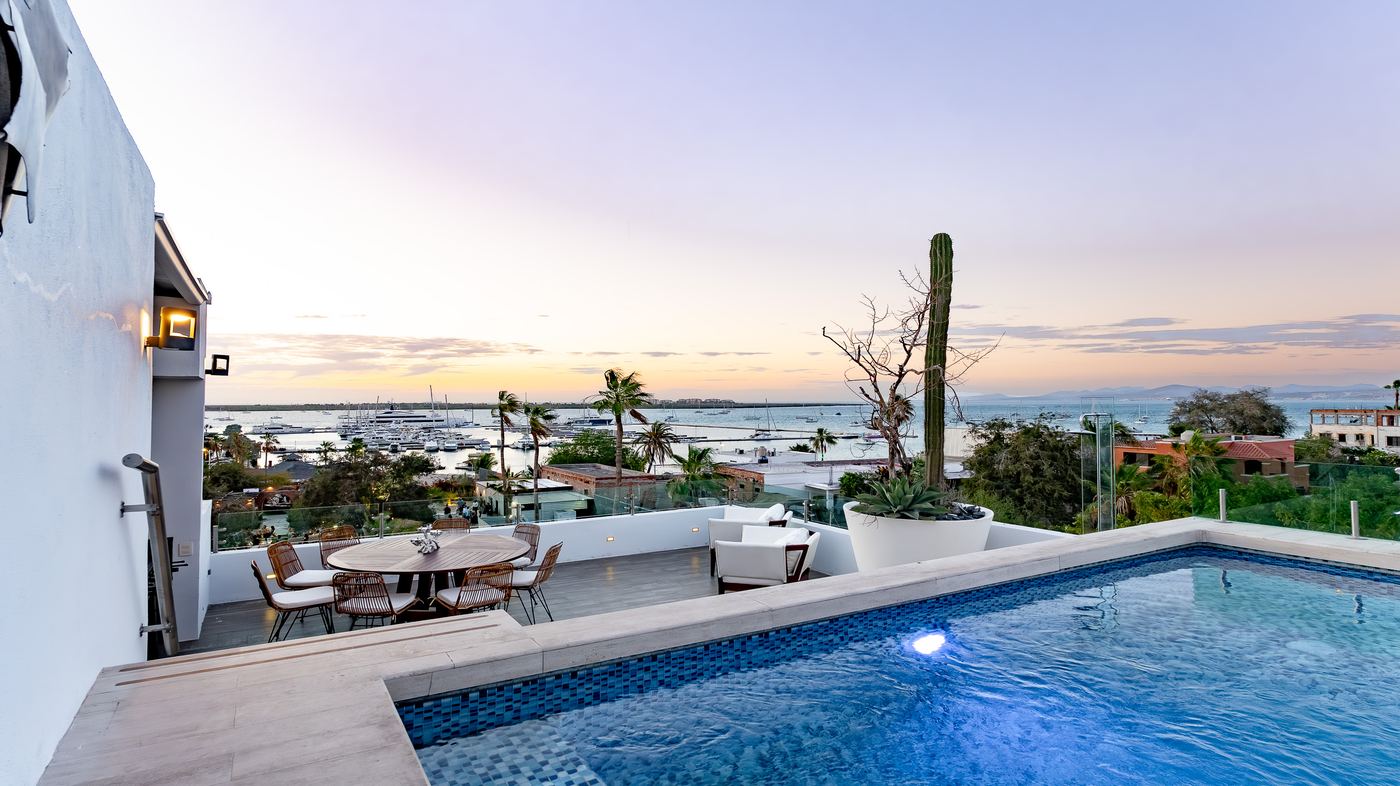 Alberca climatizada del rooftop con la bahía de La Paz al fondo
