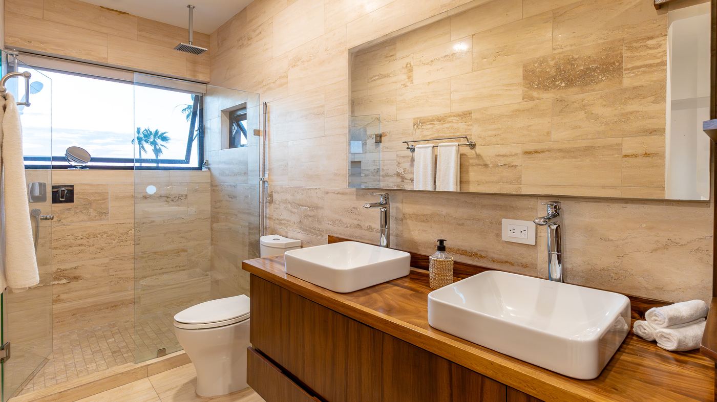 Baño de la recámara principal, con doble lavabo y vista desde la regadera