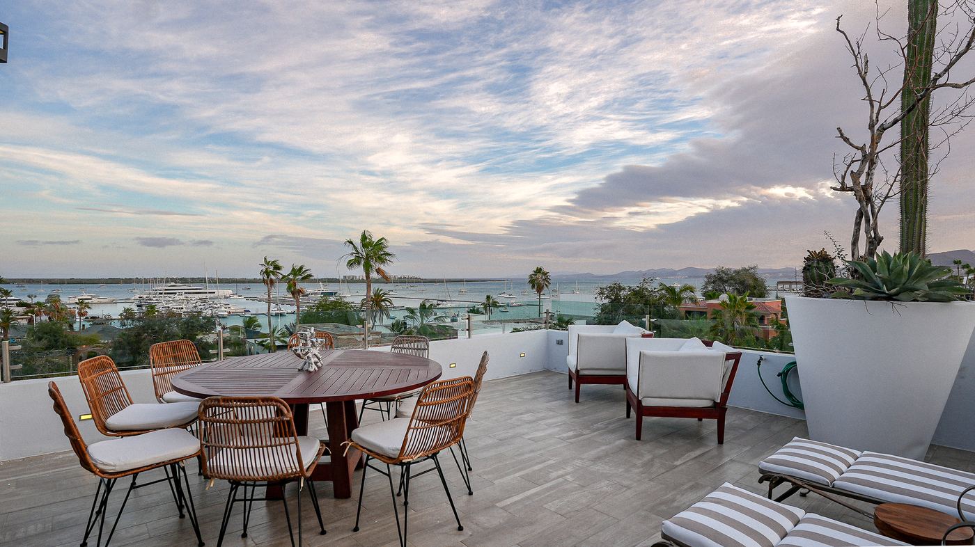 Comedor para ocho en el rooftop, puesto al atardecer