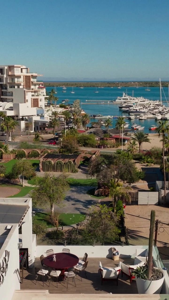 Casa Altamar vista desde el aire, con el rooftop coronando los tres niveles
