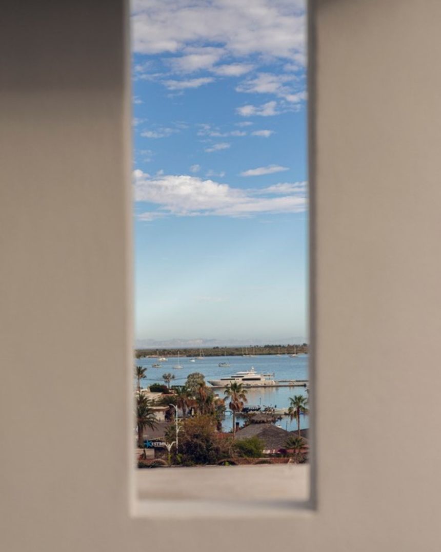 Una ventana pensada como cuadro: enmarca la bahía.