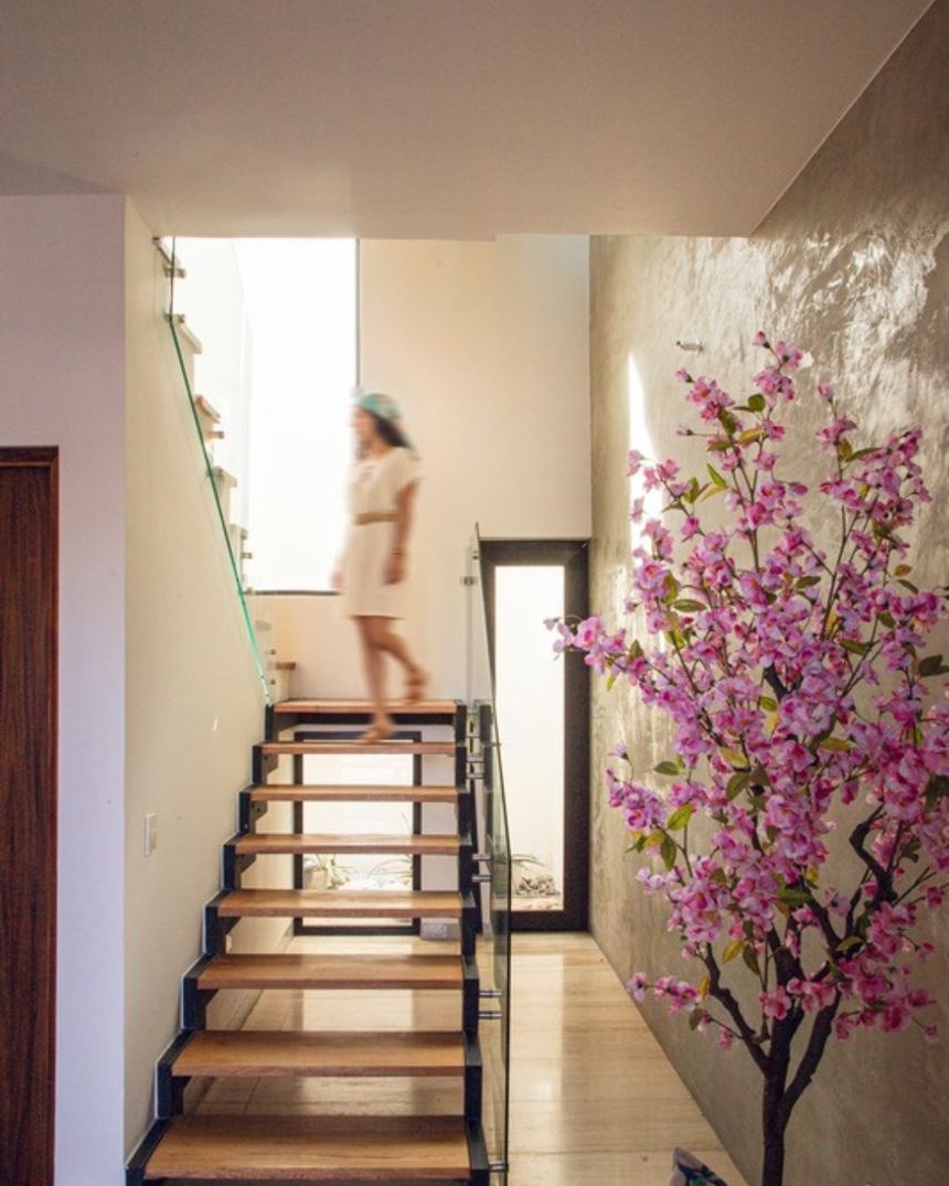 La escalera principal, en madera y cristal.
