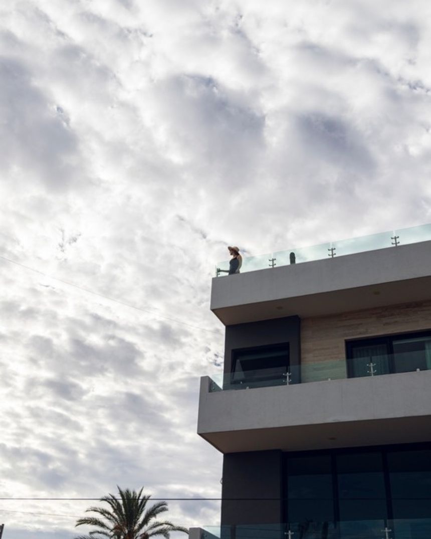 La esquina del edificio contra el cielo de La Paz.
