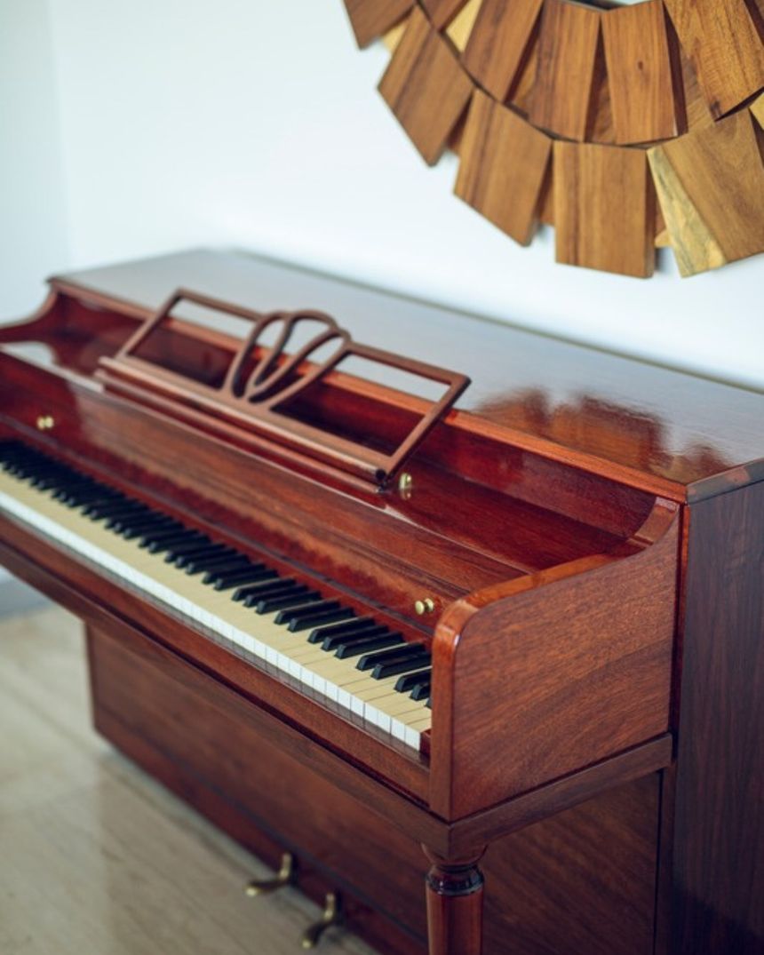 El piano de la sala, afinado y en uso.
