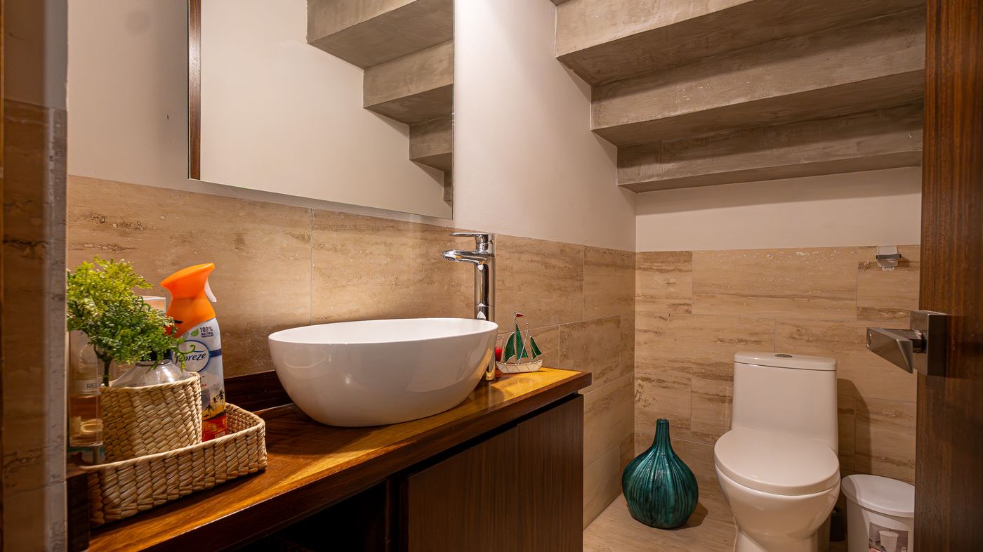 Medio baño del nivel de calle, en travertino