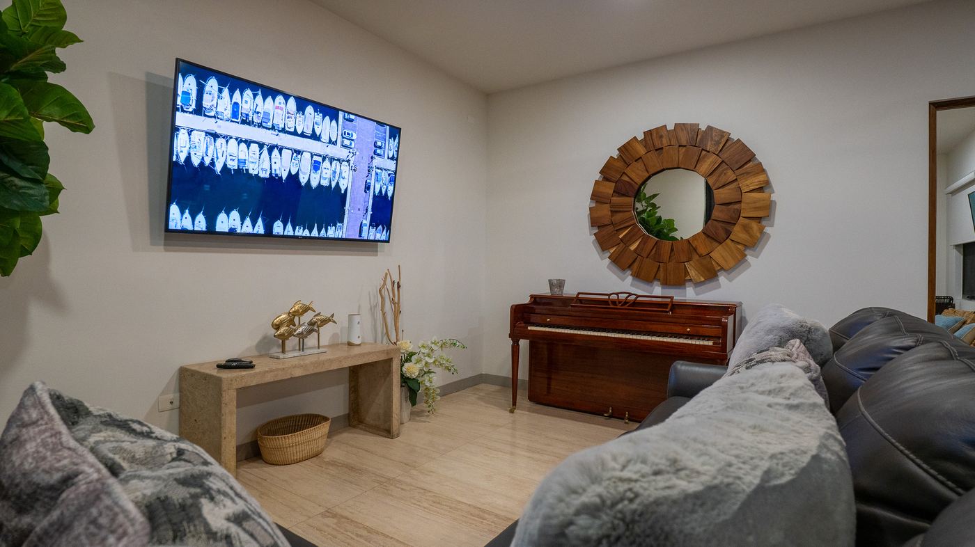 Piano afinado de la sala, con el ventanal a la bahía