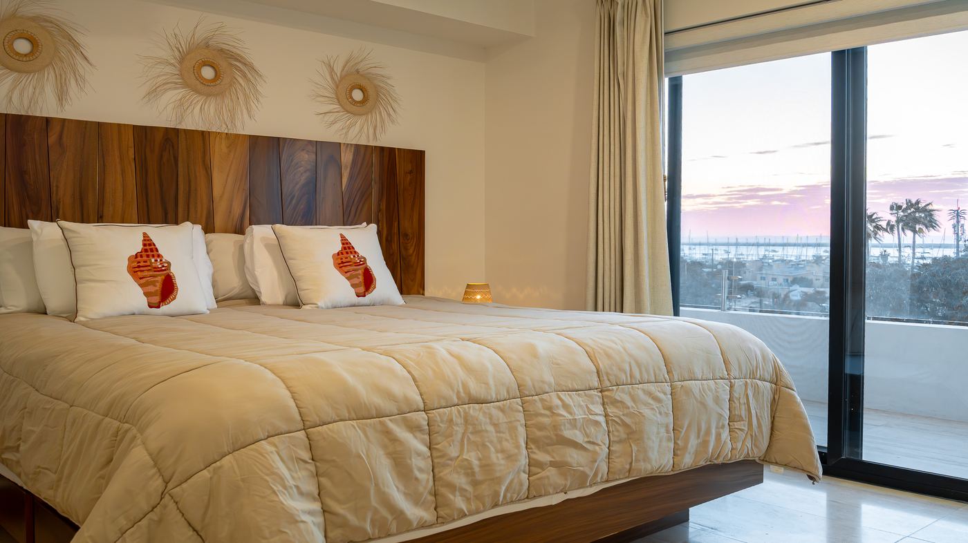 Recámara principal con cama king y vista a la bahía