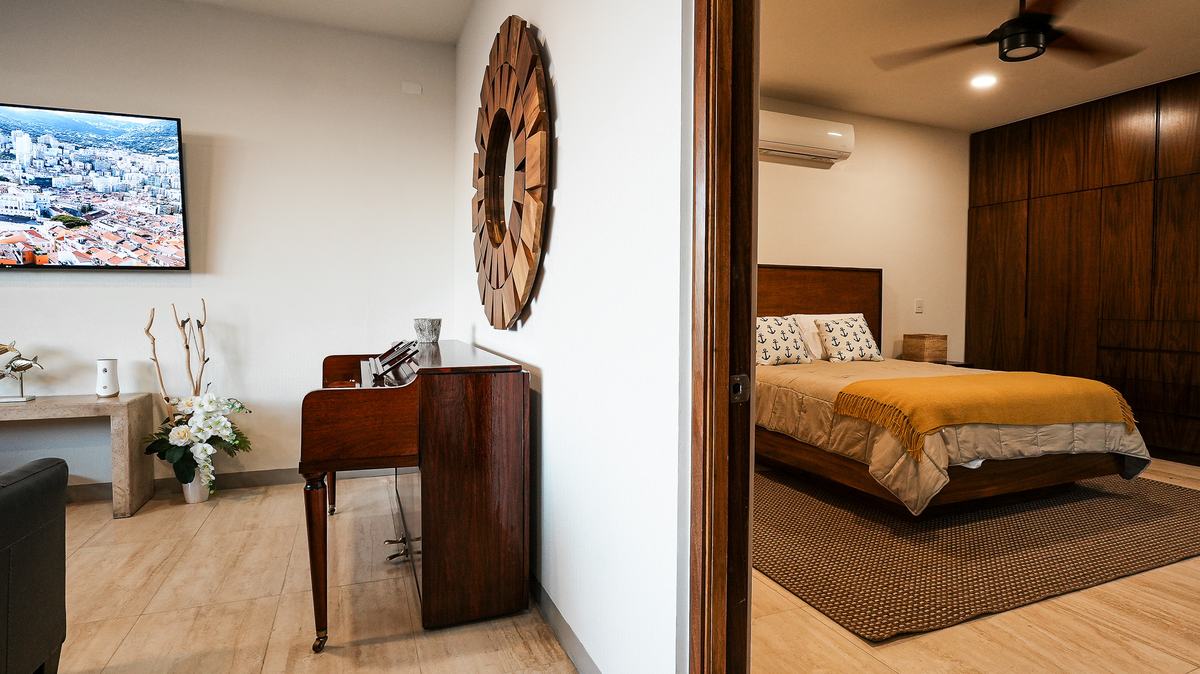 Tercera recámara con cama queen, clóset propio y pantalla